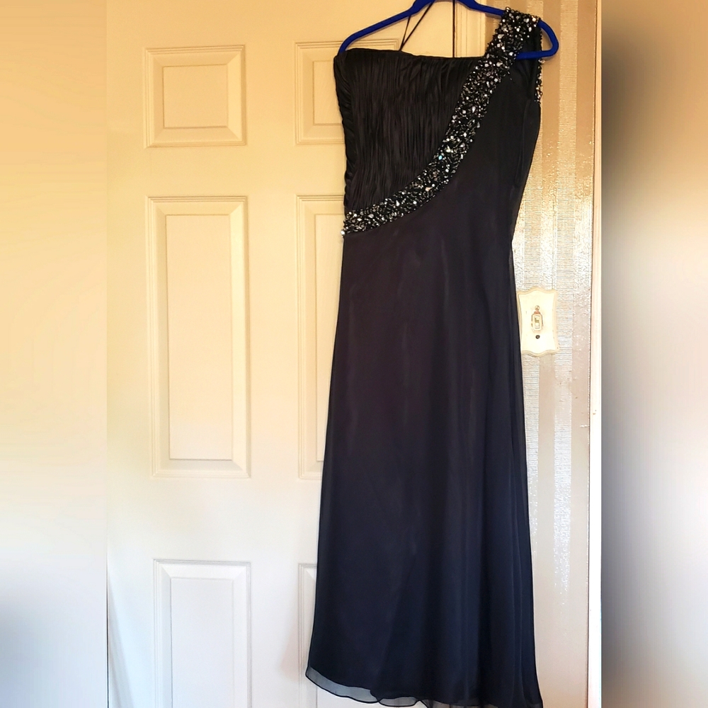 Elegant Black Designer Evening Dress - Picture 2 of 9